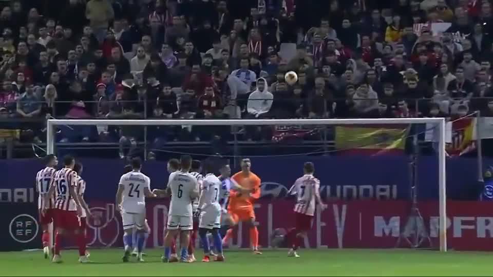 射门时致弗朗西斯重伤，田中碧被换下后立即找到加纳主帅道歉