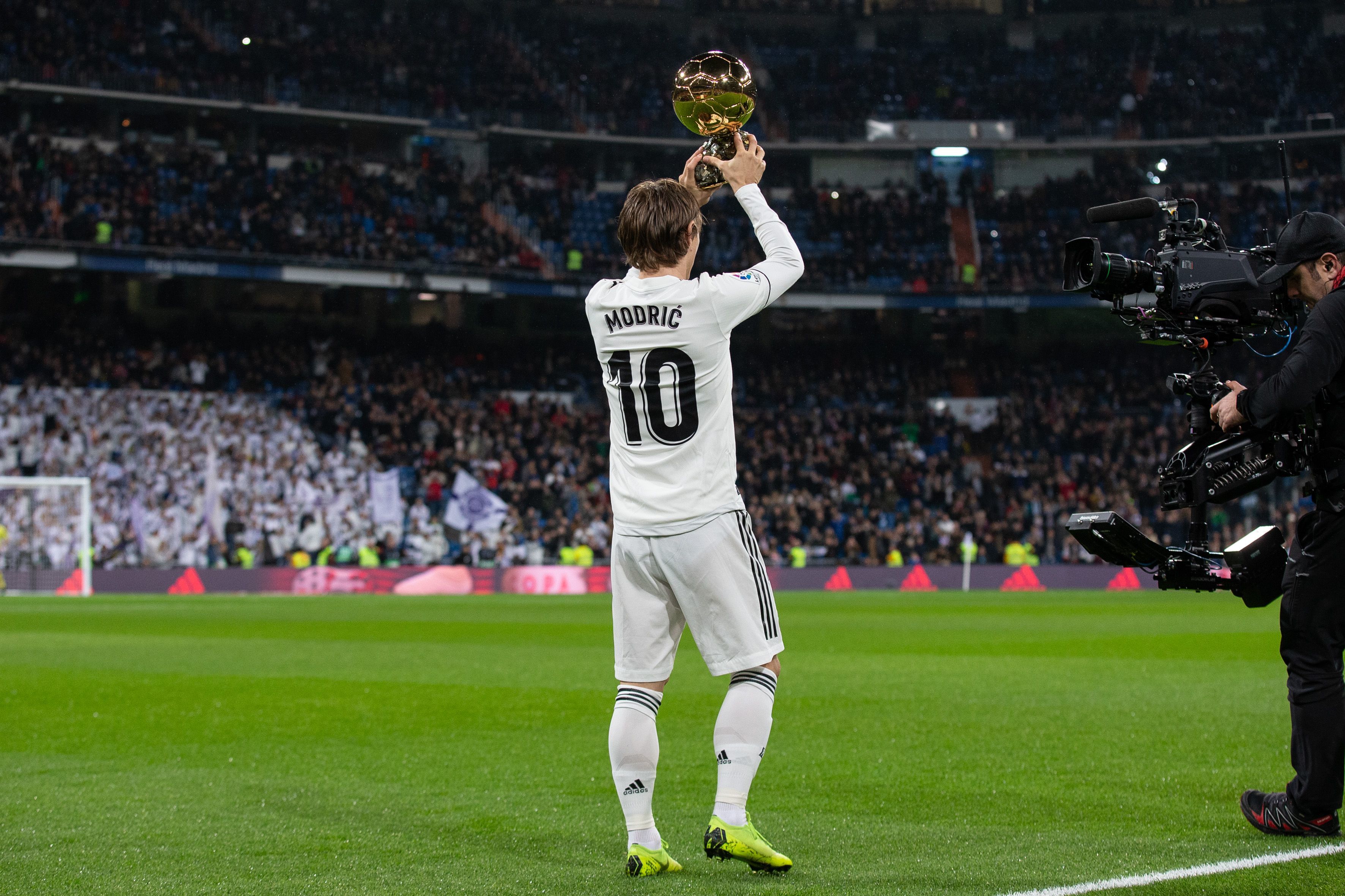 沙特变了：从为C罗本泽马豪掷千金，到对萨拉赫精打细算？