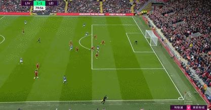 悼念若塔，红军名宿汤普森与毕包主席赛前在KOP看台前献花圈