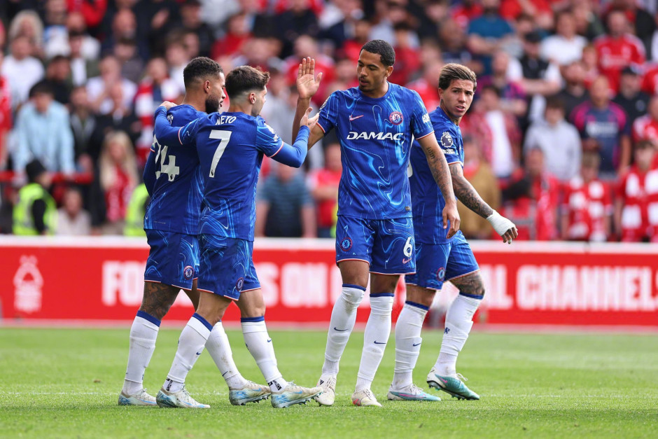 广州小学生观战轮椅篮球赛为运动员加油